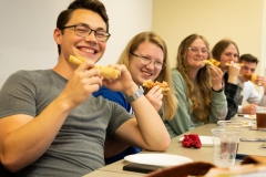 Students-enjoying-pizza-at-Theology-Thursday